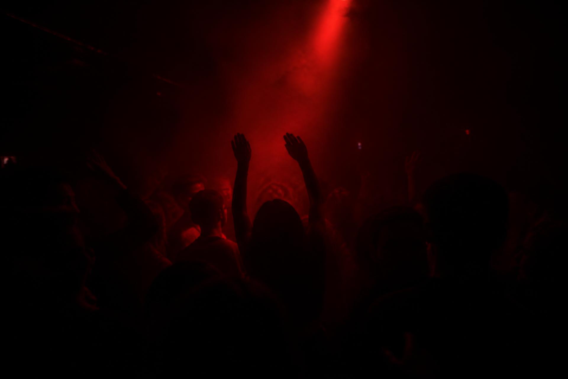 Pista de baile de Eclipse Club iluminada en rojo